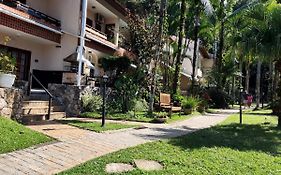 Apartamento até 10 pessoas na enseada Guarujá em condomínio clube praia piscinas salão jogos quadra futebol campo parquinho brinquedos Wi-fi Home office