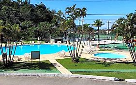 Apartamento até 10 pessoas na enseada Guarujá em condomínio clube praia piscinas salão jogos quadra futebol campo parquinho brinquedos Wi-fi Home office